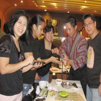 Asyiknya Mengisi dan Menggulung Sushi