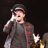 Dari Apple, U2 Selingkuh ke BlackBerry