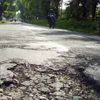 Jalan Provinsi di Madura Dihiasai Lubang dan Bergelombang