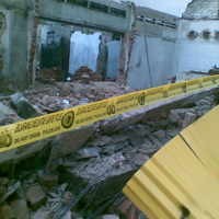 Bruk! Tembok Pasar Banceuy Roboh Lukai Enam Orang