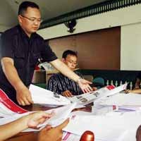 Mencari Noda di Kertas Suara