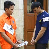 Protes, Novel Minta Buku The Untold Story of Ryan Ditarik