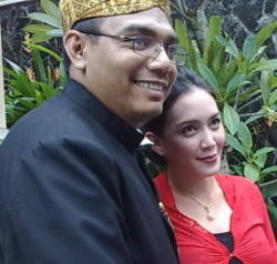 Melahirkan, Rieke Dyah Pitaloka Berjuang Sendiri