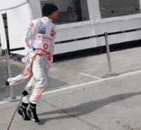 Hamilton Nyetir Mobil F1 Pakai BlackBerry 