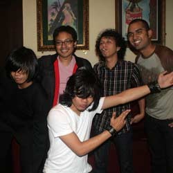 Hujan Mencoba Membuka Mata Musik Indonesia