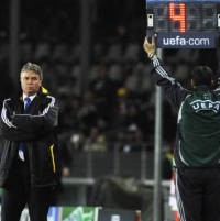 Hiddink Mau Lihat DVD Dulu