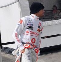Hamilton Nyetir Mobil F1 Pakai BlackBerry