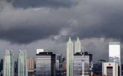 Hujan Angin Landa Jakbar, Helm Biker Terbang