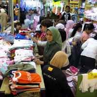 Garmen Kiloan Ilegal Asal China Merembes ke Pasar Lokal