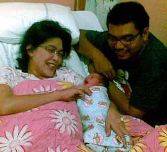 Rieke Oneng Melahirkan