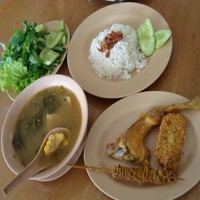 Nasi Uduk Plus Trio Sambal, Nyam... Nyam!