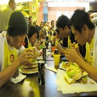 Kompetisi Makan Sandwich Raih 2 Juta Rupiah!