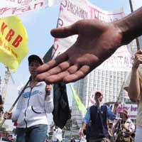 Ratusan Ibu-ibu Blokir Kantor Suku Disnakertrans Jakut