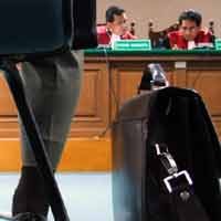 Syamsuri Sambut Vonis 4 Tahun Bui dengan Air Mata