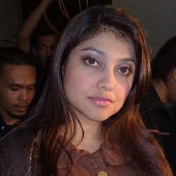 Jelang Wisuda, Sarah Azhari Sibuk Cari Sarung