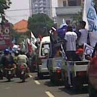 Pawai Mobil Hias Dihiasi Bagi-bagi Stiker Parpol