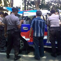Polisi Periksa Atribut Puluhan Mobil Parpol
