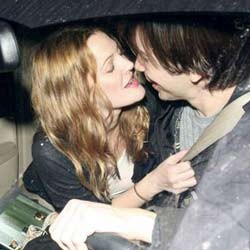 Drew Barrymore Kepergok Ciumi Mantan Pacar