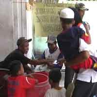 Air Ponari Dijual di Bojonegoro, 1 Kantong Rp 5000