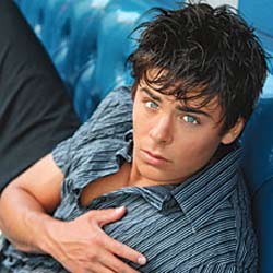 Zac Efron Ditindih Cewek Bugil