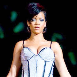 Stop Minta Rihanna Putus Dari Chris Brown!