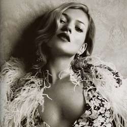 Kate Moss Pamer Dada di Ultah Boss Topshop