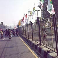 Ratusan Bendera Parpol Mejeng di Jalan Protokol