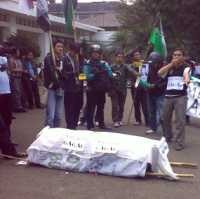 Keranda Mayat Wali Kota Gagal Dibakar