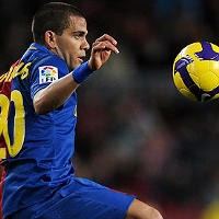 Alves Tak Tertarik Gabung Chelsea