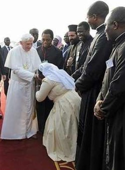 Prancis Prihatin Ucapan Paus Soal Kondom