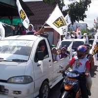 Caleg PKS Bandung Barat Diarak di Atas Mobil Hias