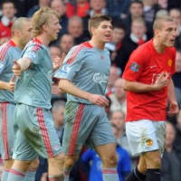 Biru & Merah Memburu Setan Merah