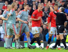 Biru & Merah Memburu Setan Merah