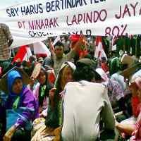 Tolak Tinggalkan Istana, Korban Lapindo Diangkut Truk Polisi