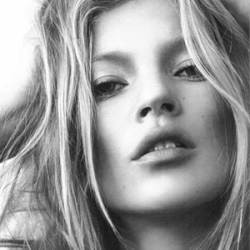 Ciuman Kate Moss Dilelang Rp 86 Juta