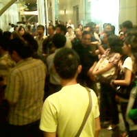 1.000-an Orang Telah Antre iPhone di Jakarta