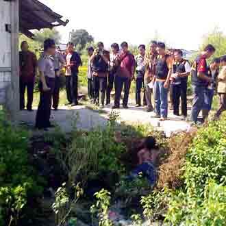 Suami Istri Tewas Dibantai