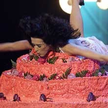 Katy Perry Dikencingi Simpanse