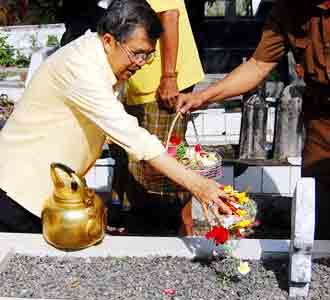 JK Ziarah ke Makam Orangtua