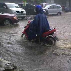 Hujan Deras Guyur Bandung, Sampah dan Batu Bertebaran di Jalan  