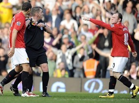 Rooney Akan Dihukum Tiga Partai?
