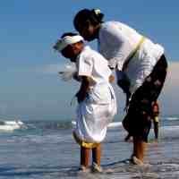 Melasti Umat Hindu di Pantai Kuta