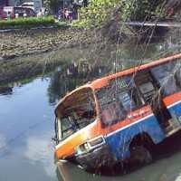 Bus Masuk Sungai di Jl Perintis Kemerdekaan