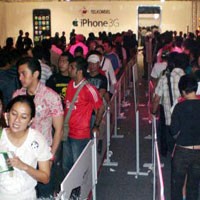  Antrean Penggila iPhone Menggelitik Pengunjung Mal 