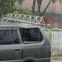 Onno Purbo Asyik Kampanye, Mobilnya Babak Belur