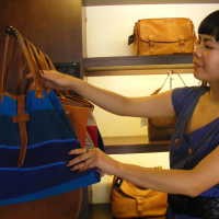 Bergaya dengan Tas  Made In Bandung