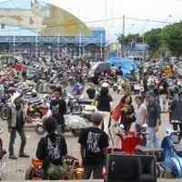 Pecinta Vespa Kumpul di Ancol