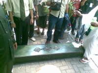 Pengikut Lia Eden Bawa Tombak Emas Pusaka