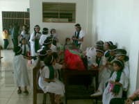 Puluhan Orang Berjubah Putih Penuhi Sidang Perdana Lia Eden