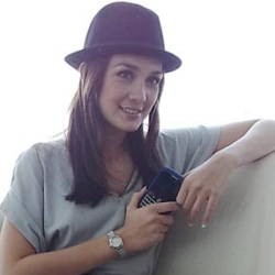 Luna Maya Setia di Dahsyat Bukan Karena Honor
